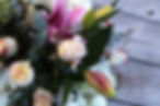 primer-plano-de-un-ramo-de-flores-en-la-mesa.jpg