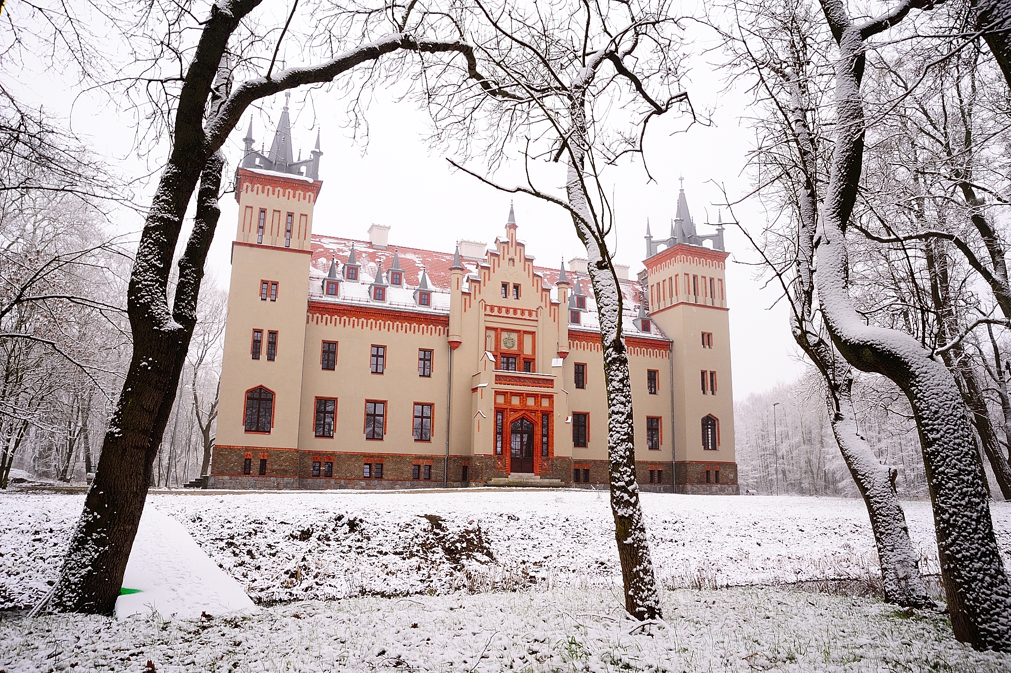 PAŁAC W ROZBITKU