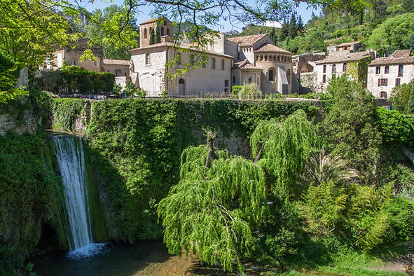 saint-guilhem-le-desert-abbaye-village-e