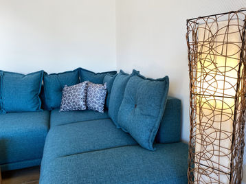 Wohnzimmer_Sofa Lampe-min.jpeg