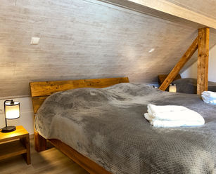 Schlafzimmer_Doppelbett-min.jpeg