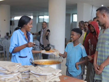 Mat serveras på Rest Center Addis Abeba
