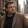 Elegáns férfi egy New York-i utcán, visszafogott, gondolkodó hangulatban