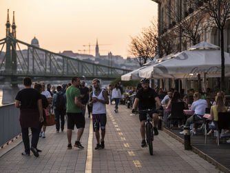 Vége a kijárási korlátozásnak Budapesten, képeken az újranyitás első napja a fővárosban