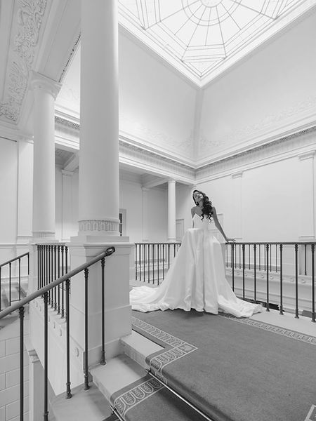 Braut in Villa mit grossem Hochzeitskleid