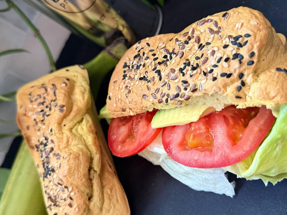 Vista cercana de un pan de plátano macho recién horneado con semillas en la superficie