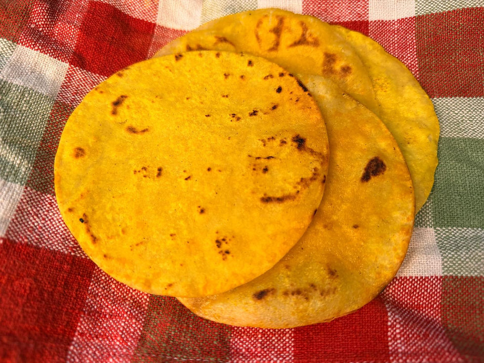 Vista cercana de tortillas de plátano recién hechas sobre un comal