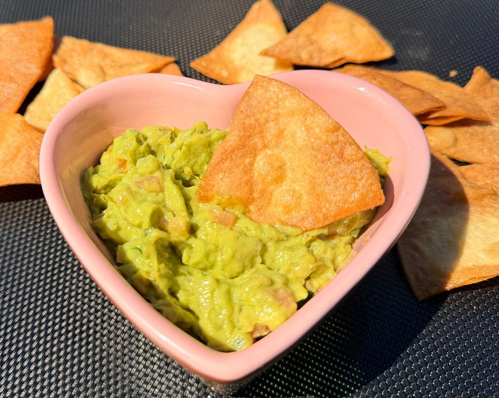 Vista a nivel de ojo de un tazón con guacamole fresco y colorido