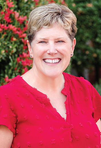 photo of michelle, owner of MJ's photography, an expert in oregon weddings