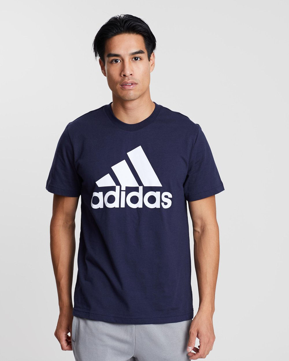 မရှိမဖြစ်ရှိသင့်သော adidas တီးရှပ်