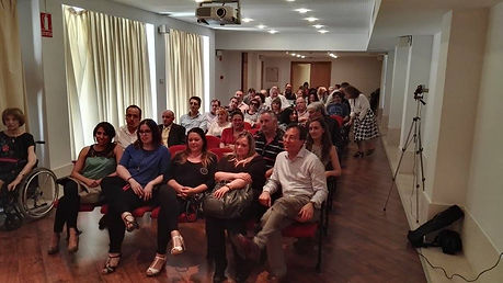 El doctor Resa Bienzobas junto a pacientes con cirugía de la obesidad en una reunión de pacientes en la Clínica Montpellier de Zaragoza.