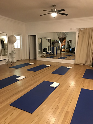 Pelvis to Shoulders Awareness Through Movement Awareness and Integration classes. Feldenkrais Toronto West & Feldenkrais Method neuro movements rewire brain to improve posture & mobility, reduce chronic joint pain, acute back pain, knee, hip replacement, improve balance, neurological disorders. Moshe Feldenkrais Method helps chronic or acute pain & enhance movement abilities. Feldenkrais Toronto West somatic education classes in neuroplasticity, stroke, improves recovery from surgery discomfort, walk move better & senior fall prevention. ATM Awareness Through Movement, Functional Integration help sports injury pain & dance. Sue Seto Guild Certified Feldenkrais Practitioner. Roncesvalles & Bloor West Village public classes. Private small group ATM classes. One on one private sessions. Feldenkrais workshops & class series. Moshe Feldenkrais inventor discover Feldenkrais method. Feldenkrais improve swimming, theater, dance, actors & musician and reduce neck and shoulder pain.