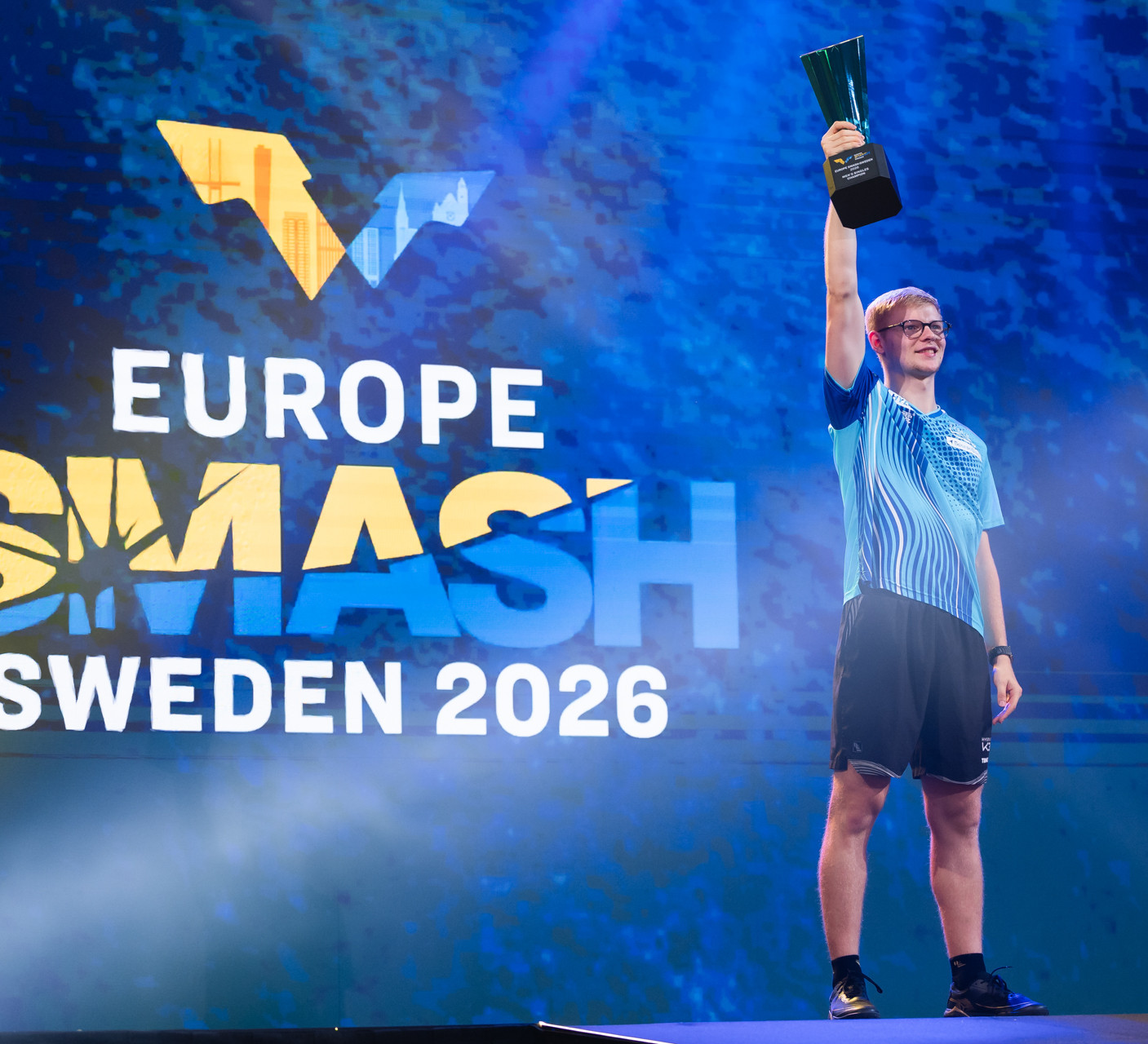 Félix Lebrun avec le trophée de l’Europe Smash 2026 à Malmö