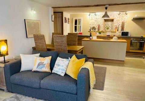 Spacious & Tastefully Decorated Apartment (sleeps 2-4)