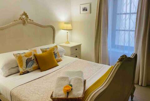 Spacious & Tastefully Decorated Apartment (sleeps 2-4)