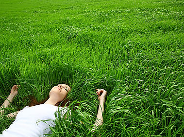 Fille couchée dans l'herbe