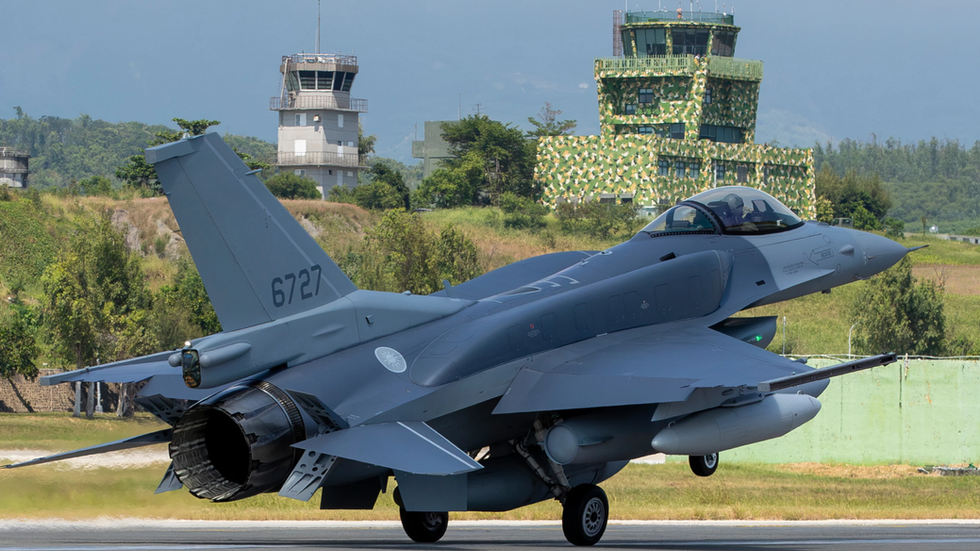 Taiwan receives 2 US F-16Vs, awaiting more fighter jets