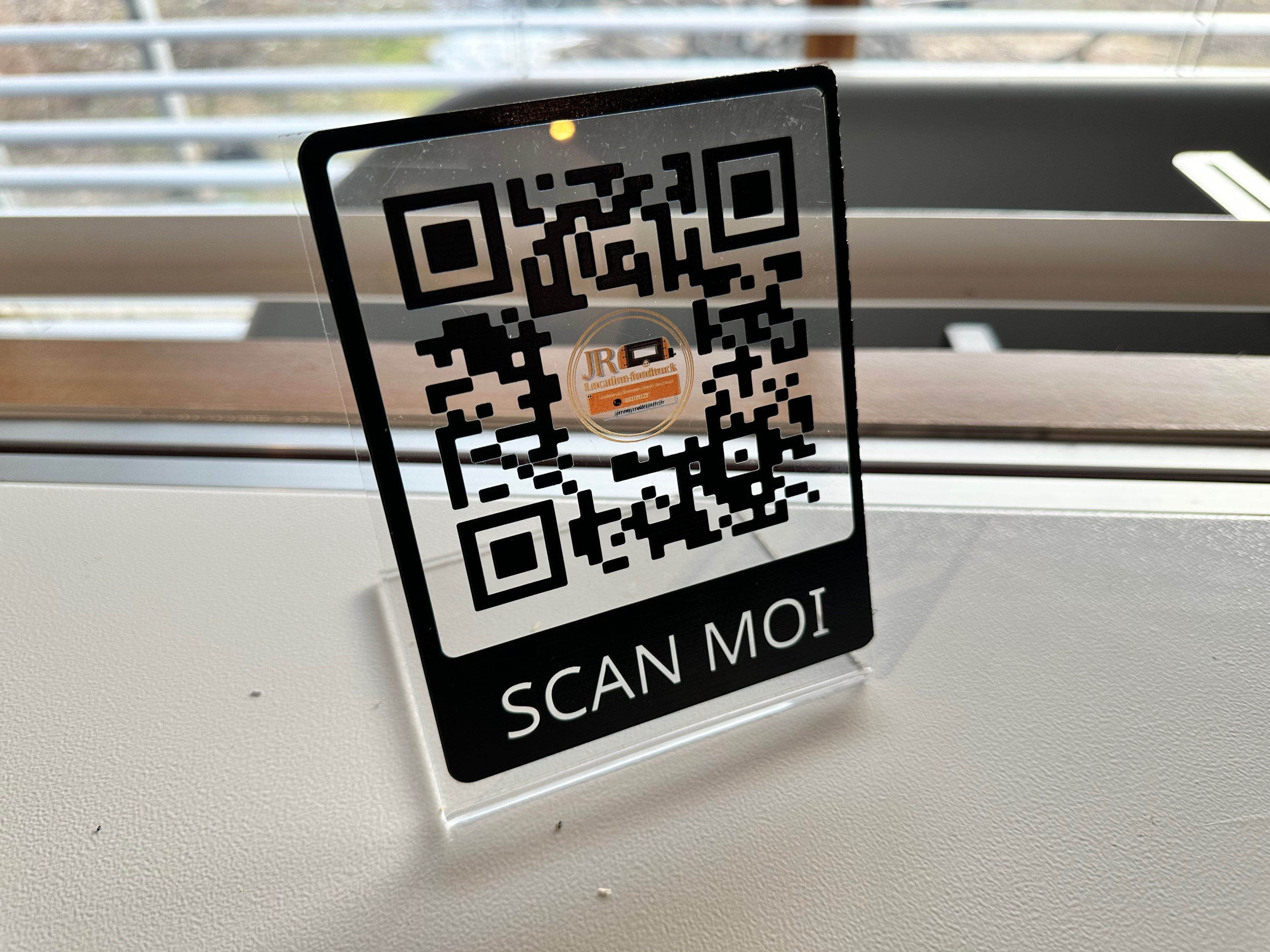 Votre QRcode sur socle plexiglas  12x22 cm