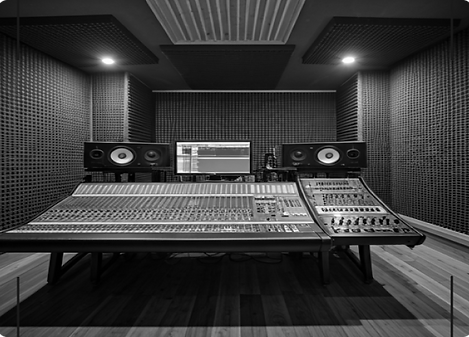 Tonstudio mit Mischpult und Kabine