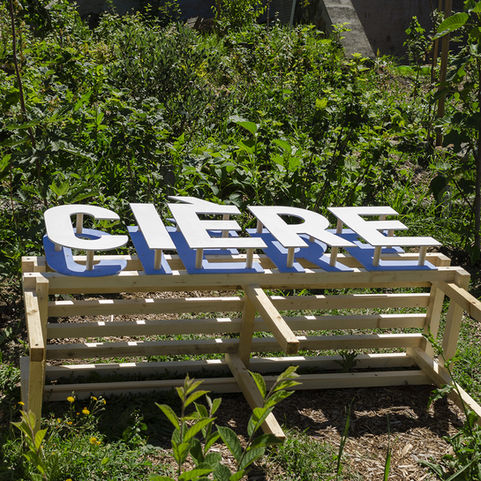 Signalétique en lettrages découpés pour le jardin partagé de la ferme en chantier à Saint-Étienne.