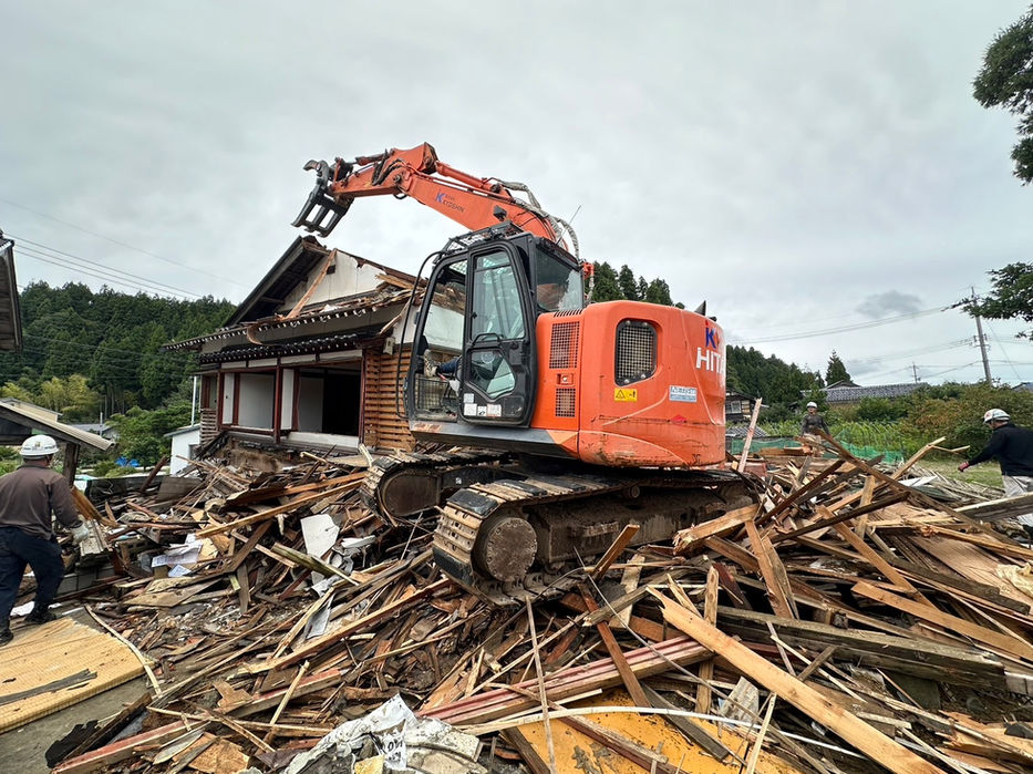 解体工事中のユンボ