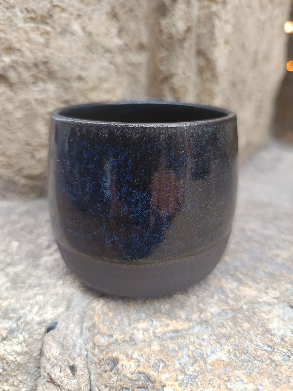 Miniature : Tasse en grès noir émaillée bleu cosmique