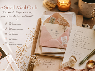 Scène chaleureuse d’un espace d’écriture avec du courrier Snail Mail Club, posés sur un bureau créant une ambiance douce, intime et cosy propice au journaling et à la rédaction de lettres.