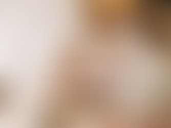 Scène chaleureuse d’un espace d’écriture avec du courrier Snail Mail Club, posés sur un bureau créant une ambiance douce, intime et cosy propice au journaling et à la rédaction de lettres.
