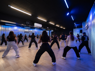 Descubre 10 beneficios de bailar para el cuerpo y la mente: coordinación, memoria, confianza, ejercicio, socialización y mucho más.