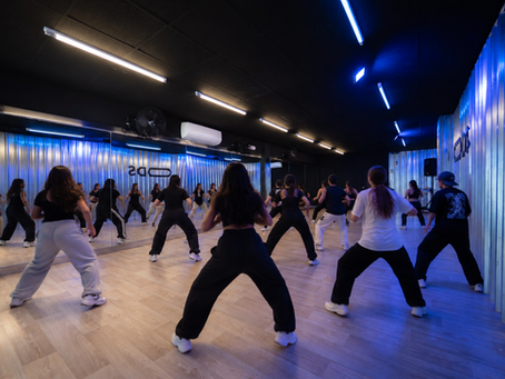 Descubre 10 beneficios de bailar para el cuerpo y la mente: coordinación, memoria, confianza, ejercicio, socialización y mucho más.