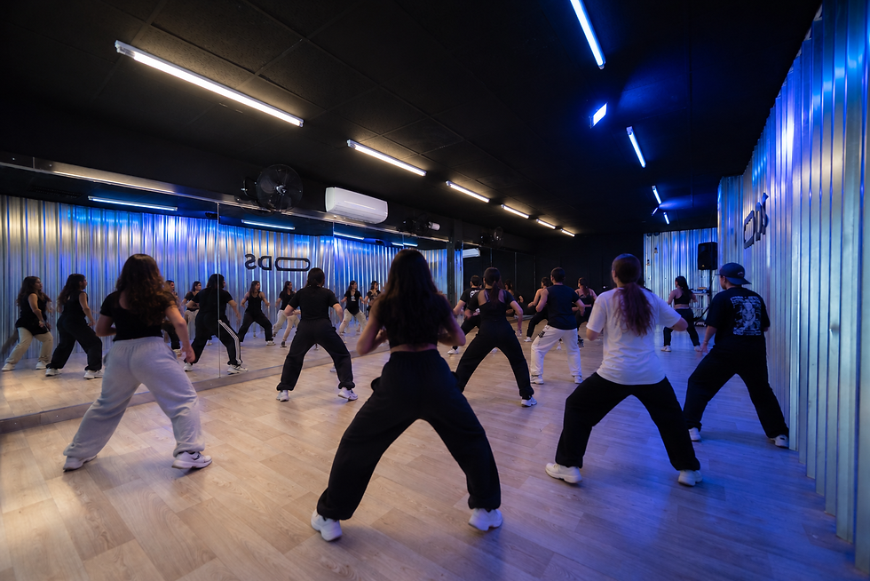 Descubre 10 beneficios de bailar para el cuerpo y la mente: coordinación, memoria, confianza, ejercicio, socialización y mucho más.