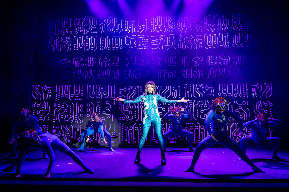 Web-HeadOverHeels-Credit-SteveGregson-080