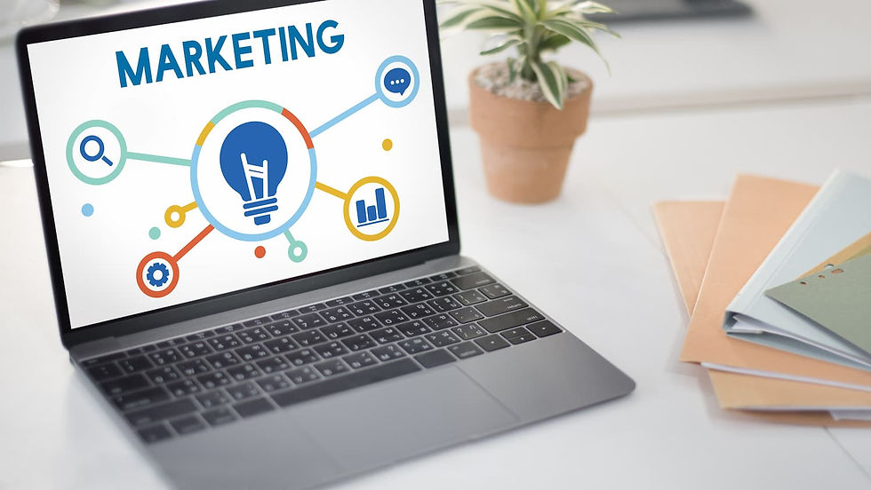Laptop mostrando estrategias de marketing de una agencia de publicidad en Guatemala.