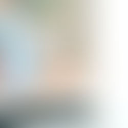 Mujer escribiendo una lista de verificación en la pantalla con un bolígrafo, representando una agencia de marketing digital en Guatemala.