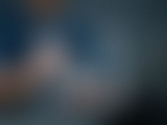 Hombre usando laptop con íconos en la pantalla, representando una agencia de marketing digital en Guatemala.