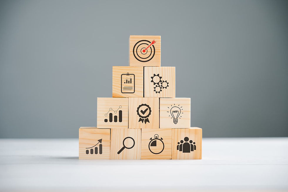 Bloques de madera apilados con íconos, simbolizando ideas creativas en marketing y publicidad en Guatemala.