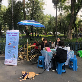 Fotografía de miembros de Colectivo Poesía y Trayecto escribiendo Cartas y Poemas en el Kiosco Morisco durante el baile dominical de Sonido Sincelejo