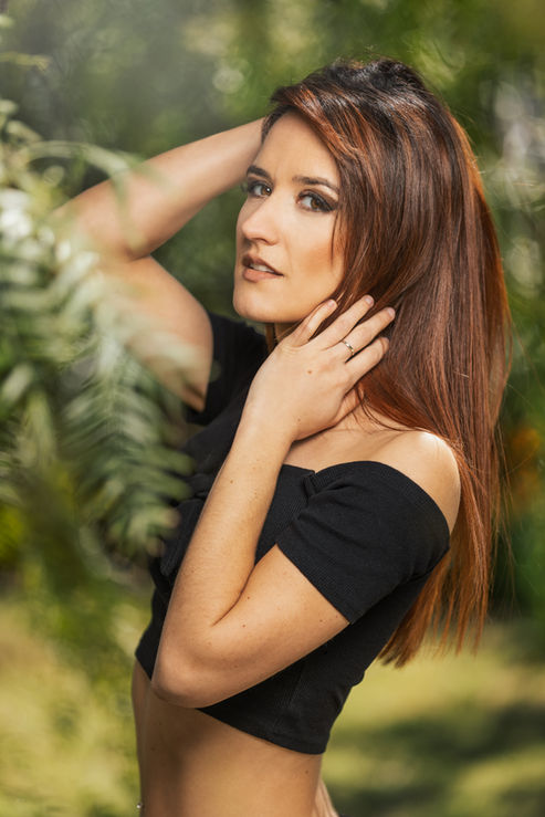 Femme aux cheveux auburn, portrait en extérieur