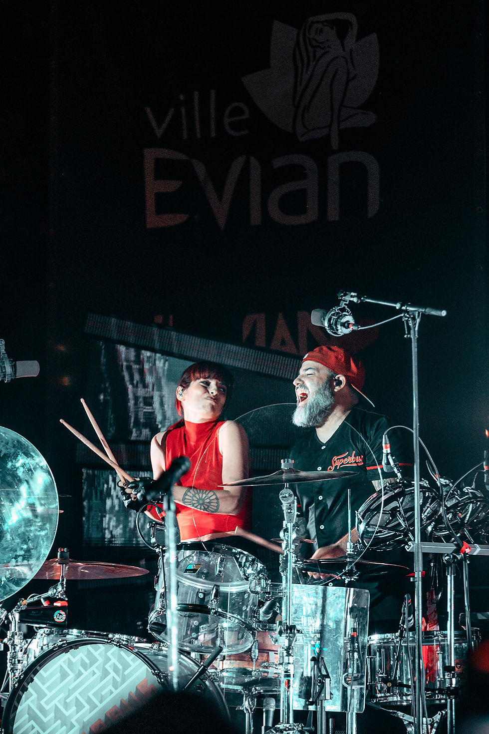 Moments complices entre chanteuse et batteur pendant le duo de batterie