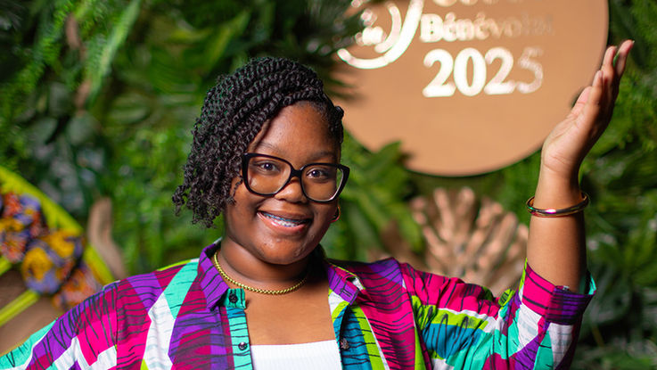 Lauréat posant dans le studio photo événementiel.