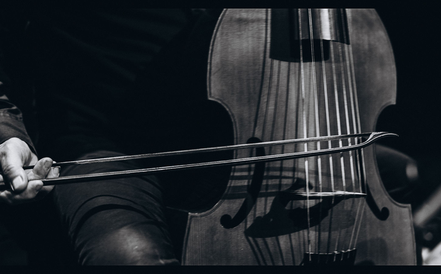 Musicien jouant de la viole