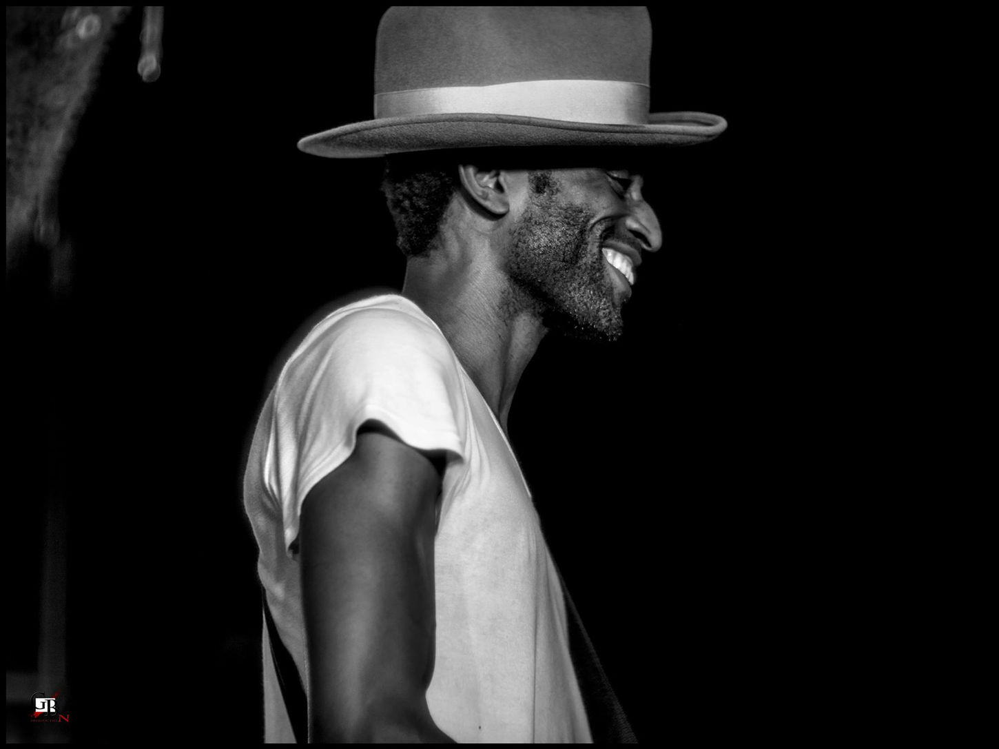 Keziah Jones sourit dans une nuit en concert dans le sud de la France
