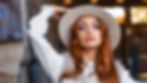 Portrait fashion d'une femme rousse, chapeau, portrait, veste en fausse fourrure