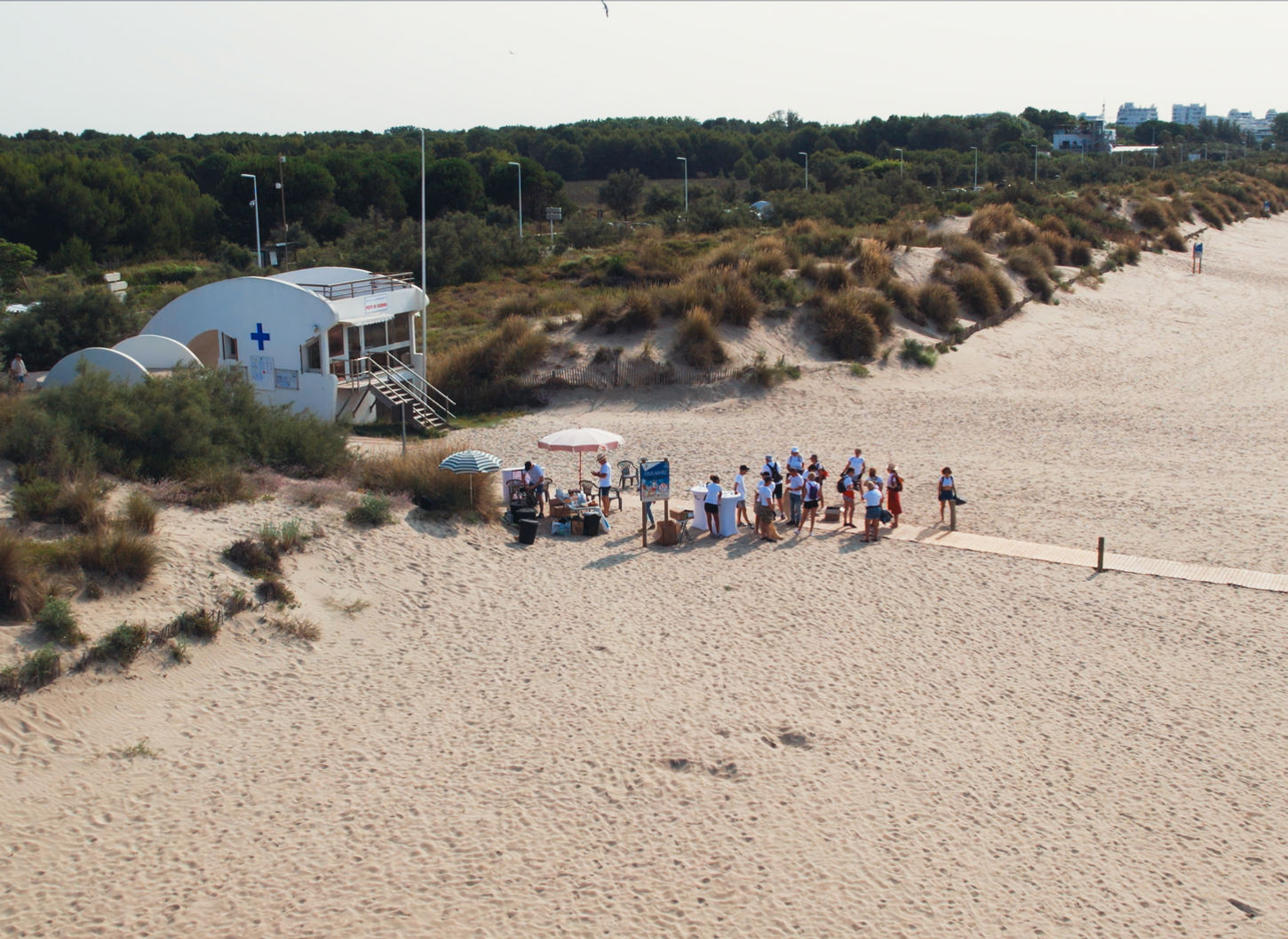 Découvrez l'action concrète en faveur de la planète à travers cette image unique, capturée par drone, illustrant l'importance du ramassage de déchets dans la préservation de notre environnement