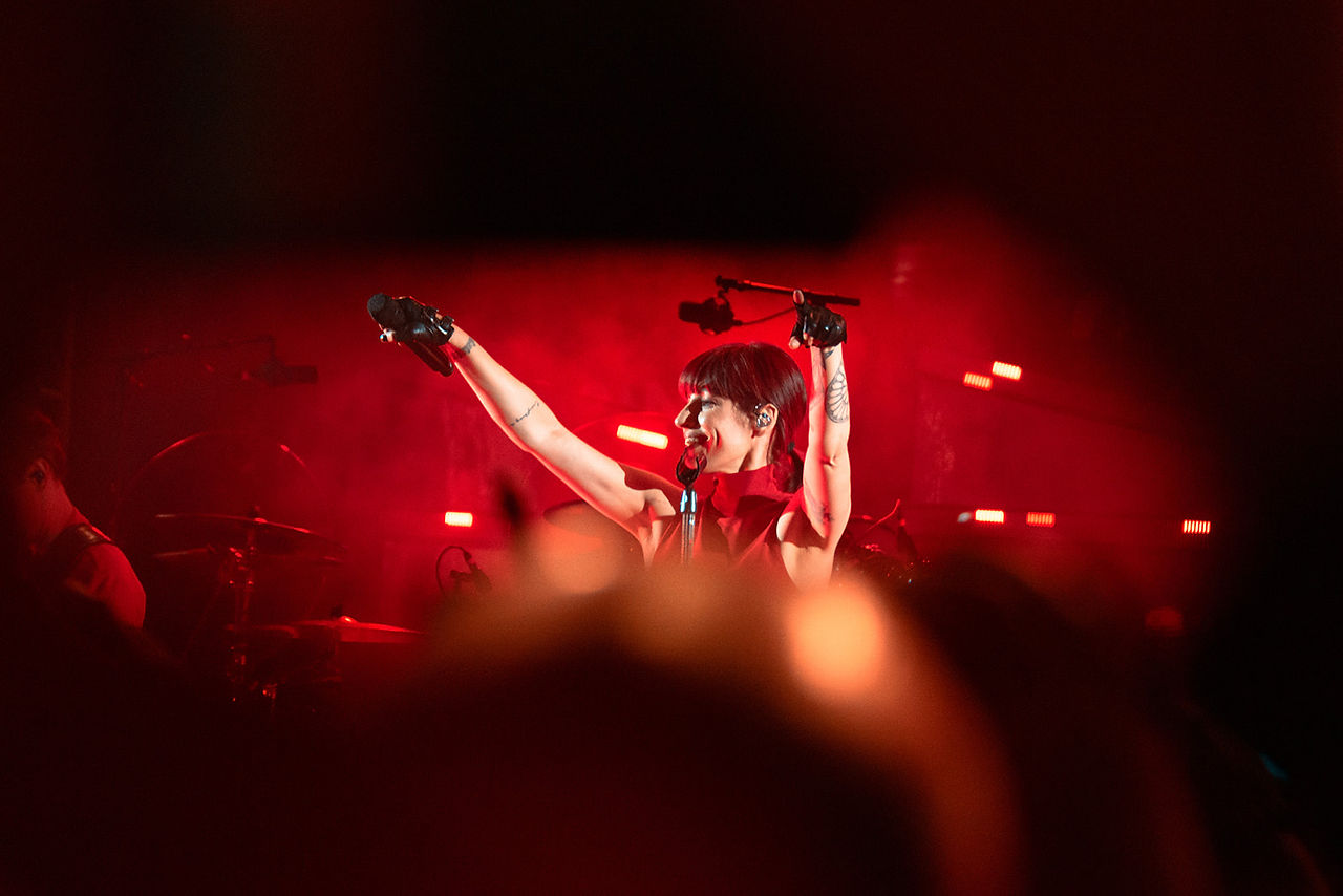 Jennifer Ayache de Superbus en plein concert