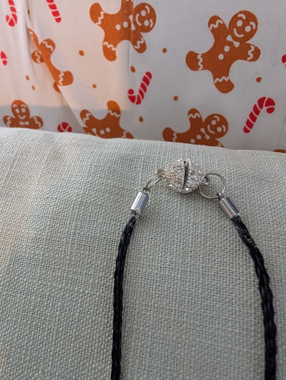 Thumbnail: magnetic clasp