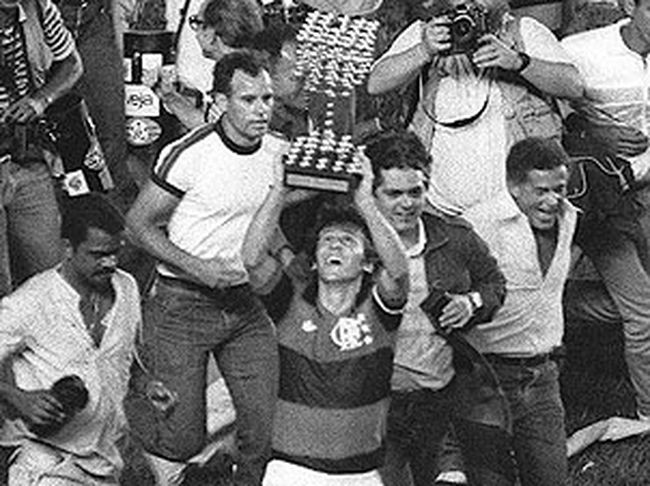 Capitão Zico levantando a famosa taça das bolinhas do brasileiro de 1980