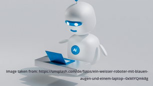 Weißer Roboter mit blauen Augen und AI-Logo arbeitet an einem blauen Laptop. Futuristische Szene in hellem Raum, technologischer Fokus.