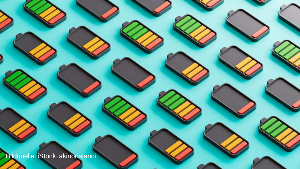 Mehrere Batterie-Symbole mit verschiedenen Ladezuständen (grün, gelb, rot) auf blauem Hintergrund. Bildquelle: iStock, akinbostanci.