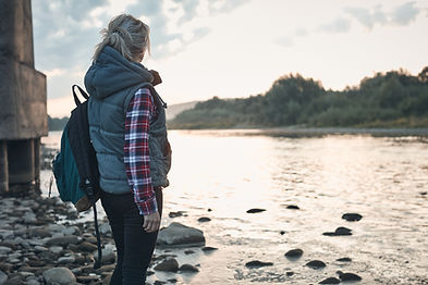 Femme au bord du lac